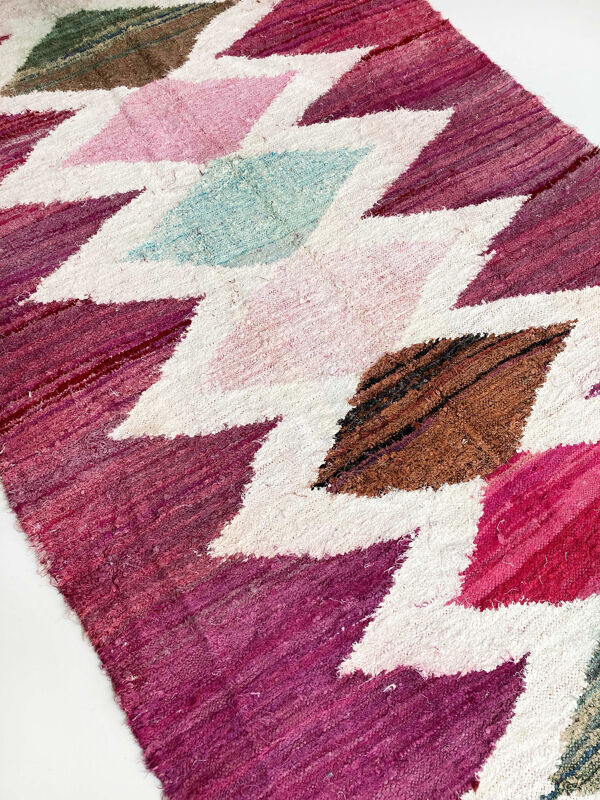 Tapis berbère Kilim Boucherouite rose à losanges colorés 306x171cm