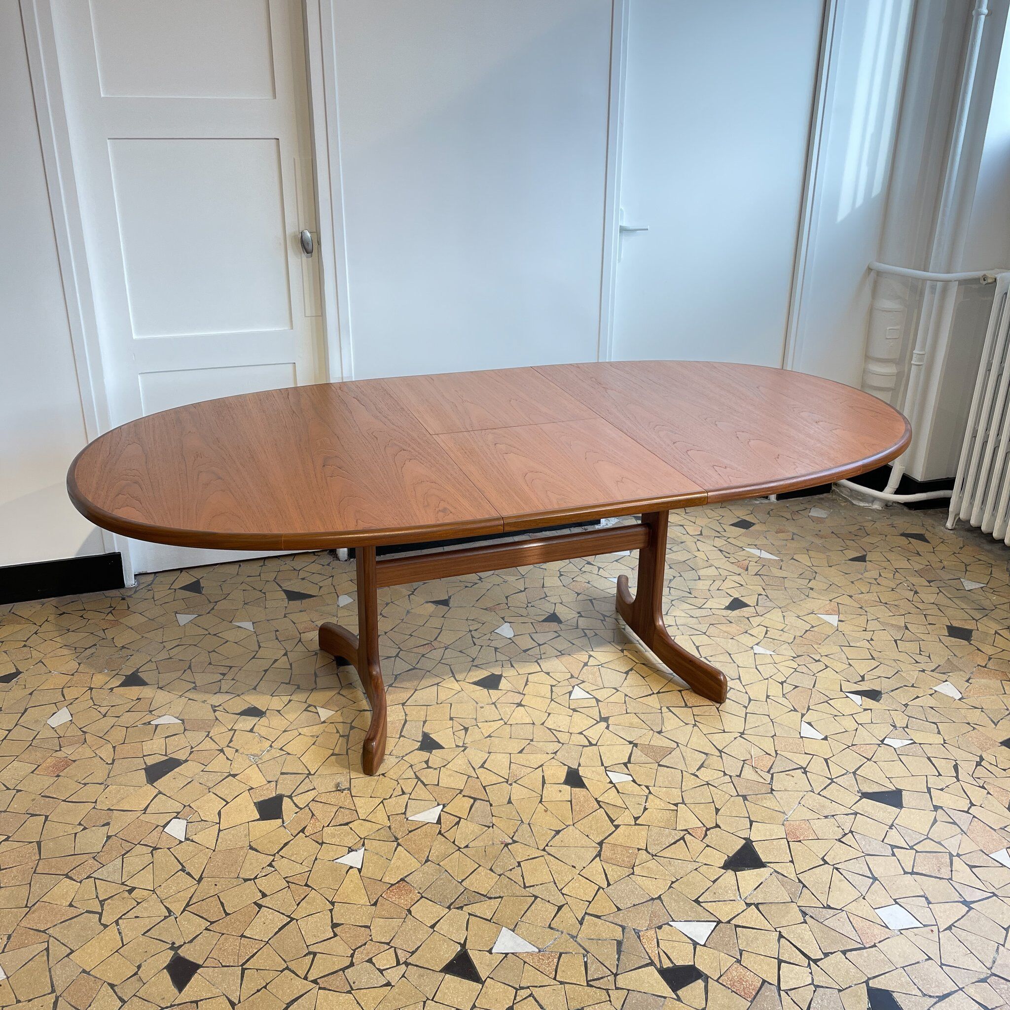 Oval table Gplan "fishtail"