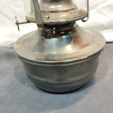 Ancienne lampe à pétrole en métal avec sa mèche et son verre