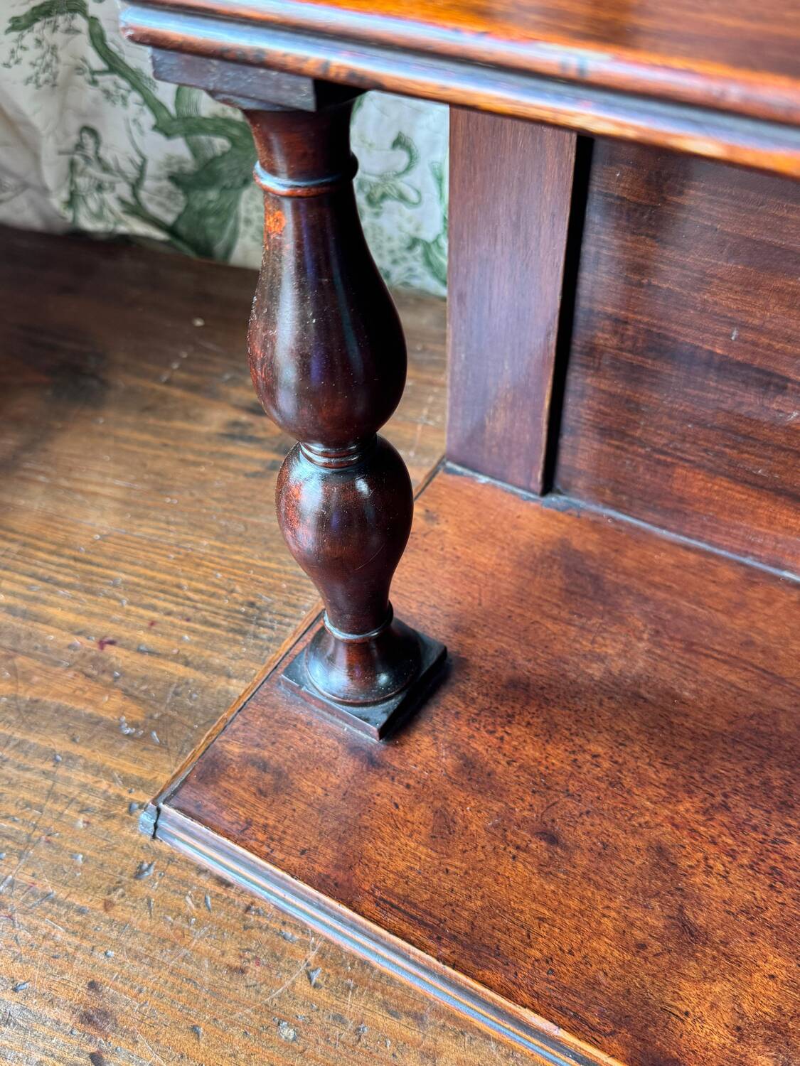 Elegant Victorian mahogany wall shelf. Late 19th century.