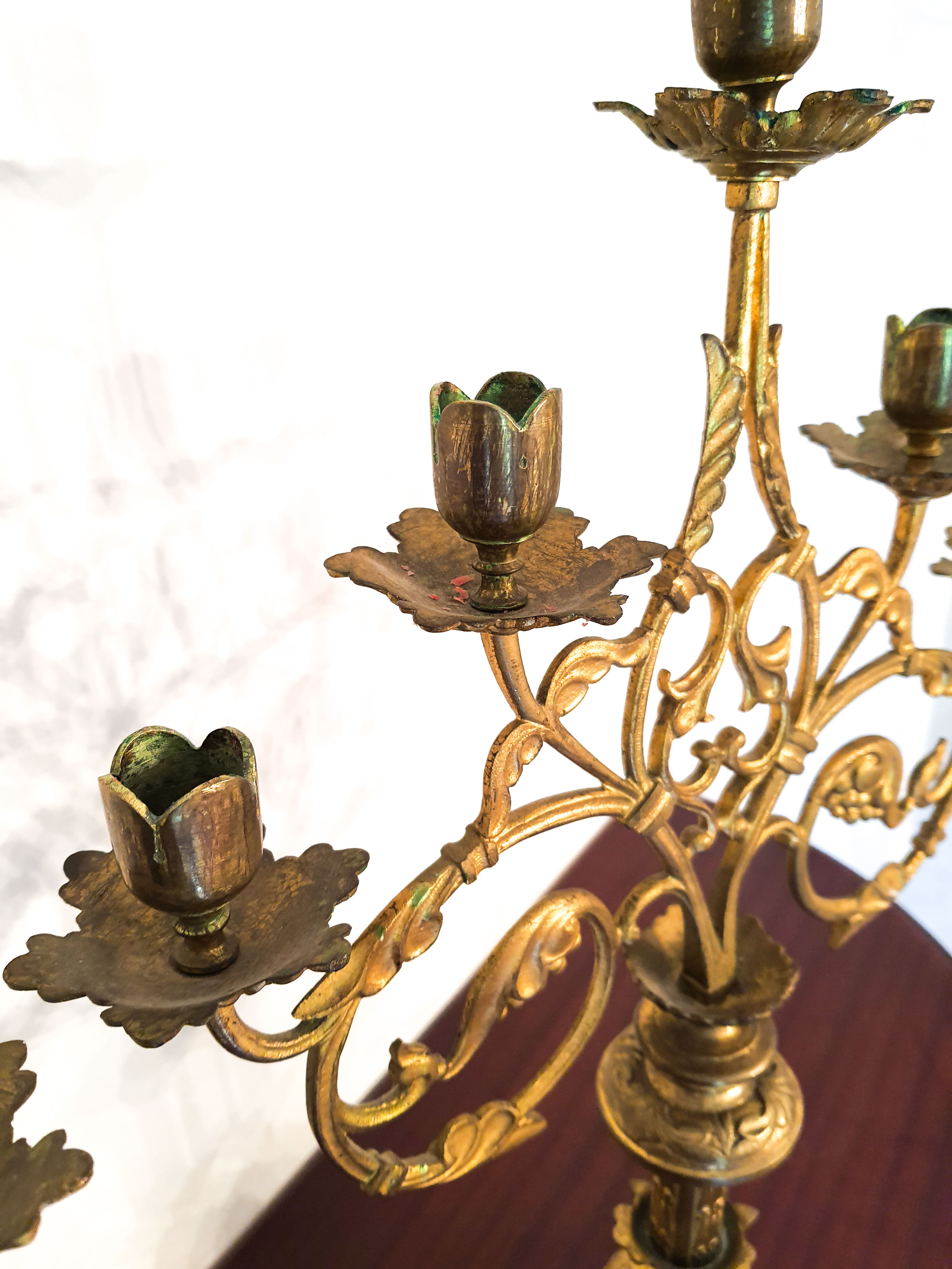 Pair of candlesticks Rocaille in gilded bronze