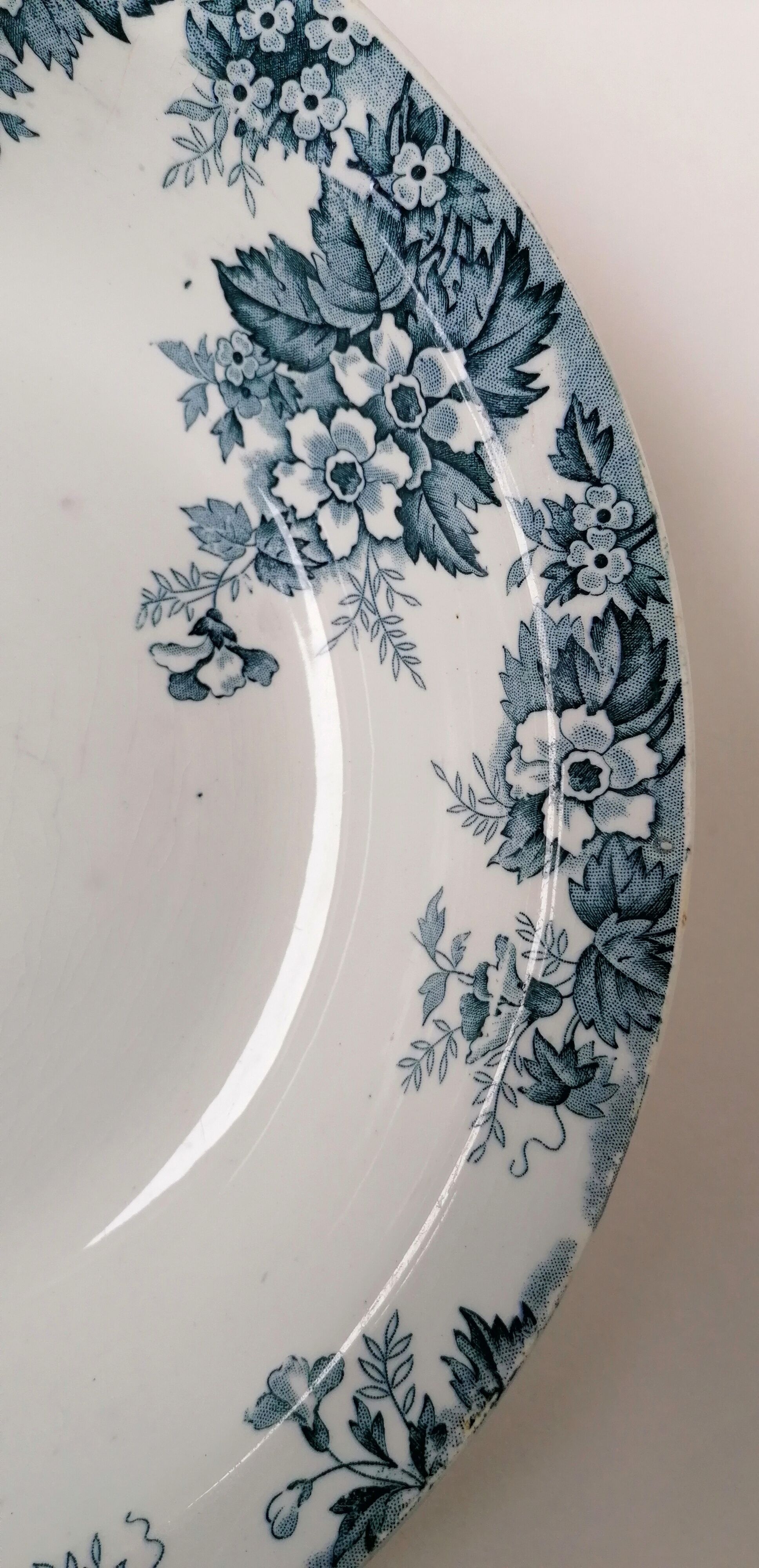 Plat creux terre de fer Marie-Louise Saint Amand et Hanage