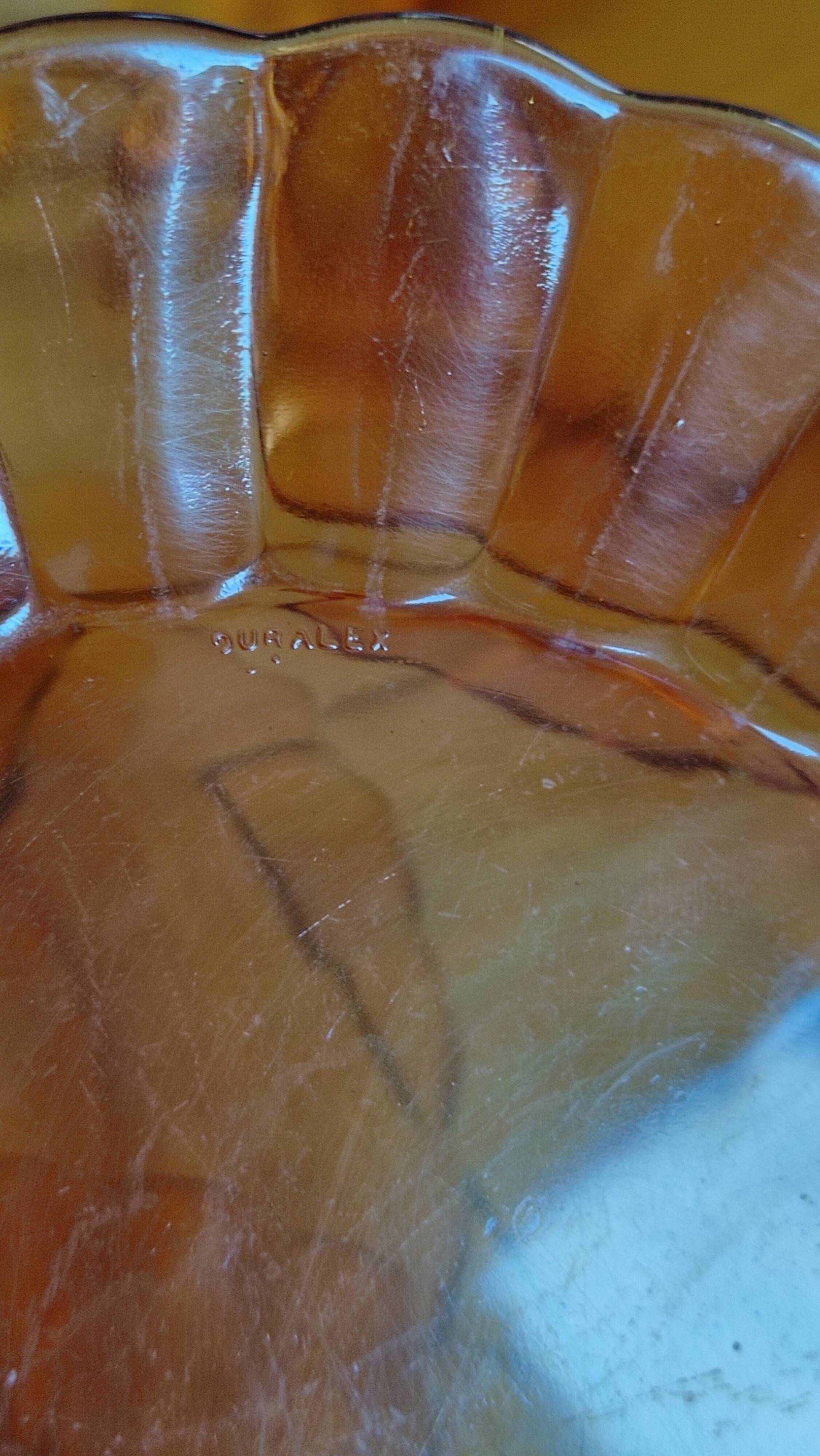 Fifteen amber Duralex model Marguerite plates