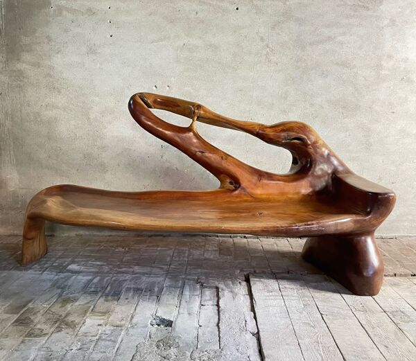 Banc sculptural en bois massif