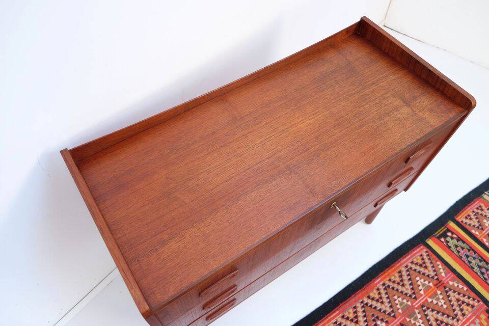 Teak chest of drawers in Danish style, 1960s/70s, retro/vintage style, dating from the mid-20th century.