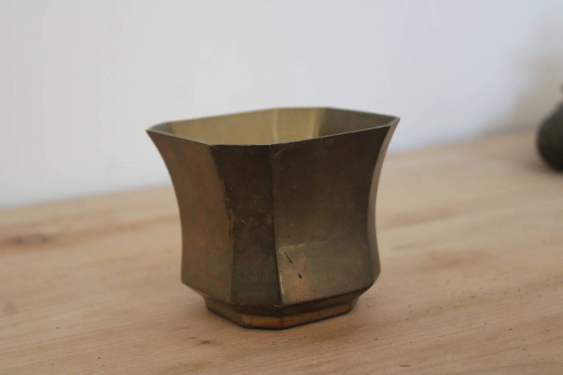 Cache-pot Lancel à 8 pans en métal doré patiné