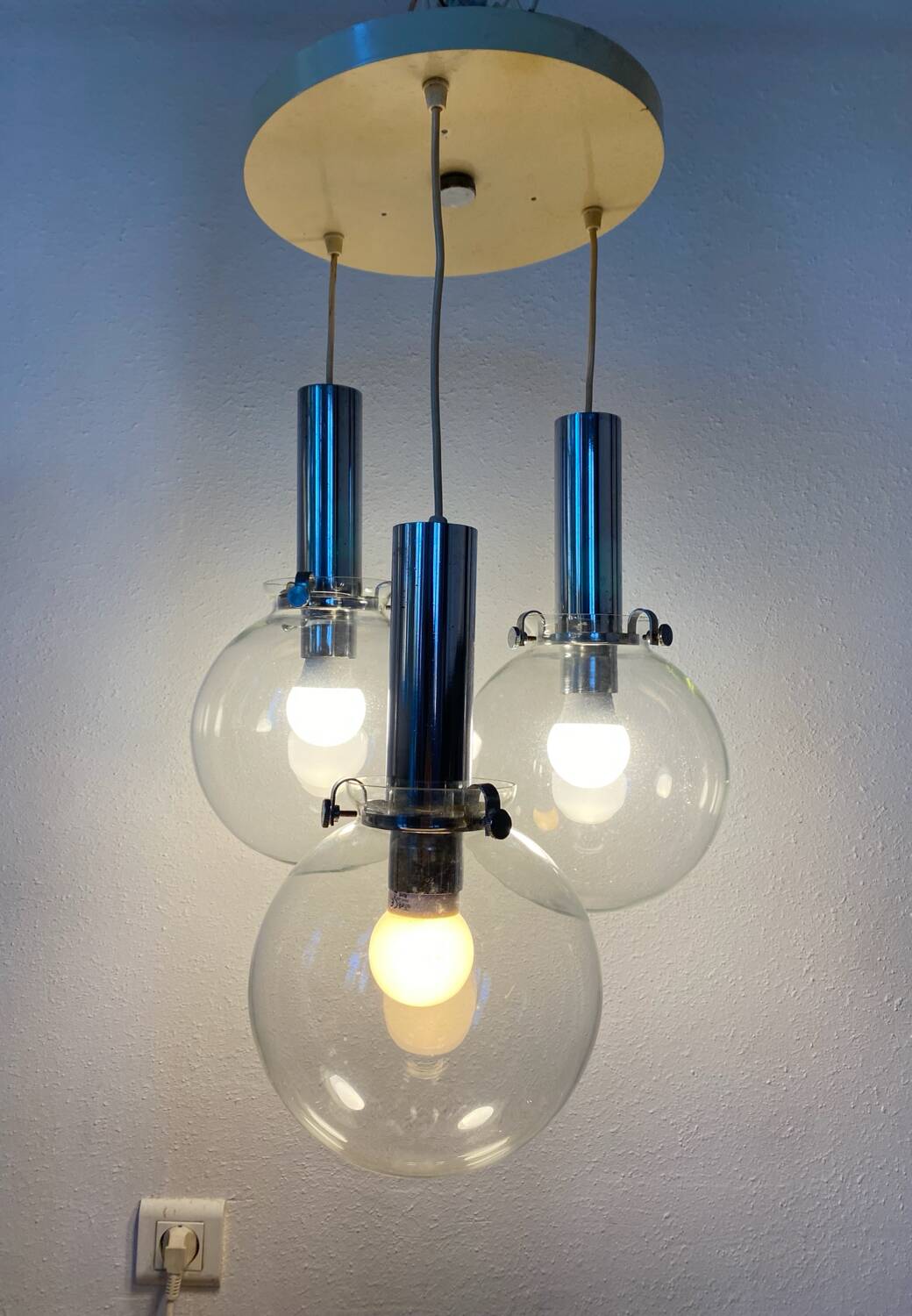 Vintage design pendant light with three transparent glass globes