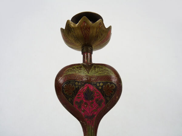 Paire d'anciens bougeoirs cobra en bronze de à gravure détaillé. Vers 1950