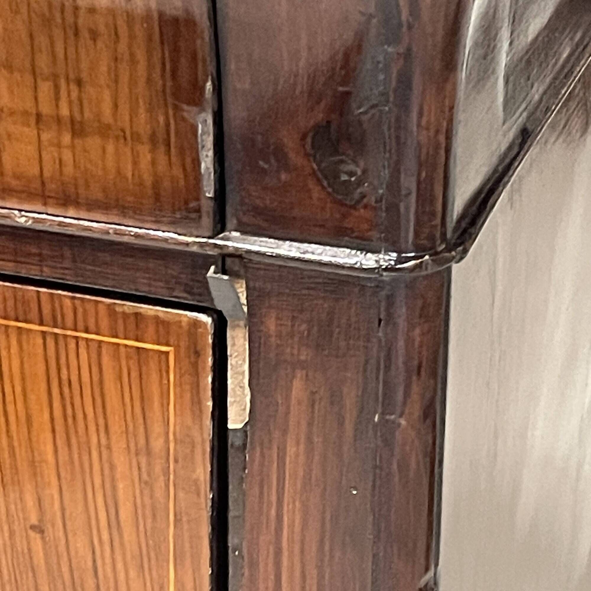 Commode italienne Carlo X datant du 19ème siècle.