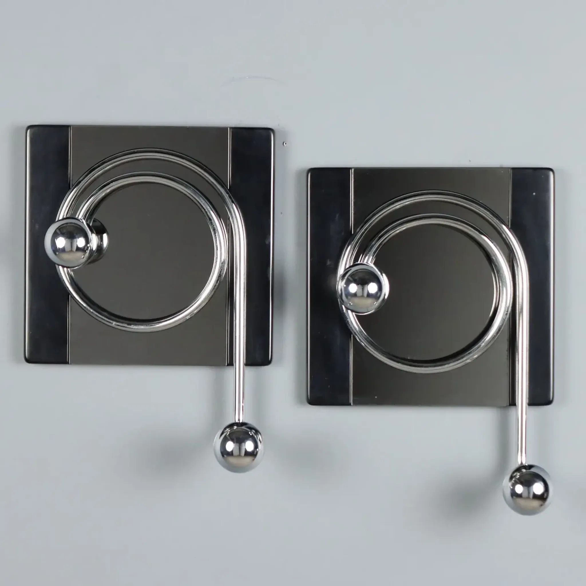 Vintage coat rack in chrome metal and plastic, Italian design from the 1970s.