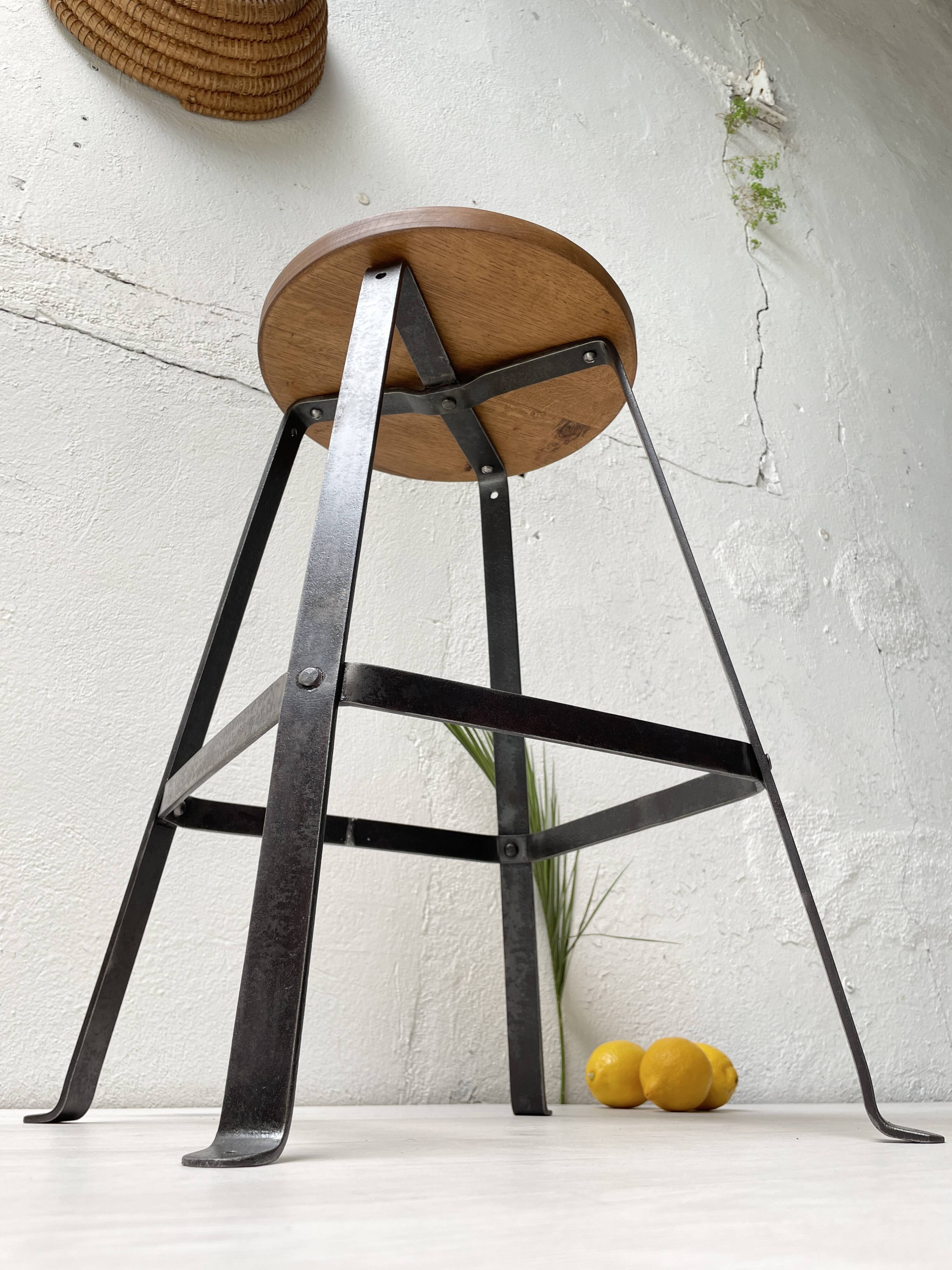 Biénaise fixed industrial workshop stool, circa 1940
