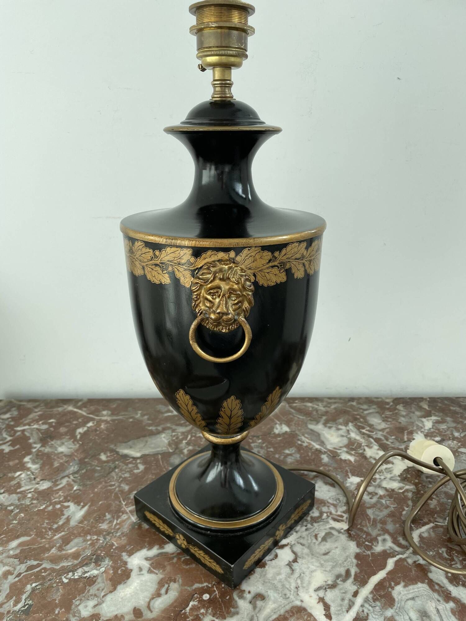 Foot, Baluster lamp, golden lions, golden lampshade, Hotel Intercontinental de Paris Opéra Garnier