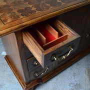 Buffet rustique en noyer ancien avec parquetterie incrustée, qualité vintage
