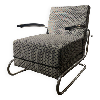 Functionalist folding armchair