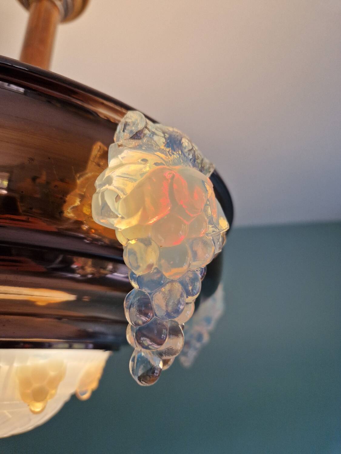 Lustre Art Déco en cuivre en verre moulé pressé opale, 1920-30