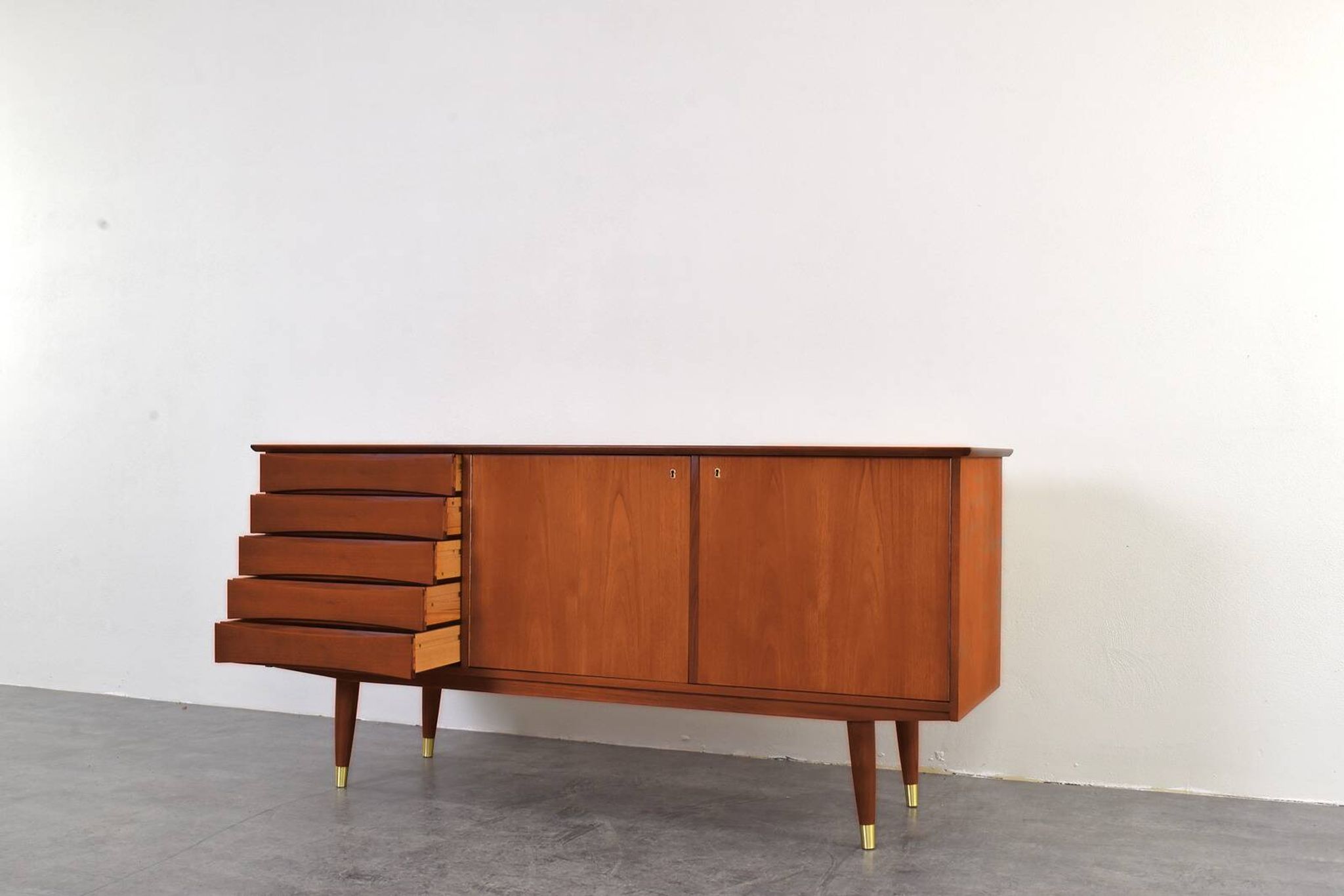 Buffet en teck du milieu du siècle par Fredrik A. Kayser, Norvège, années 1960.