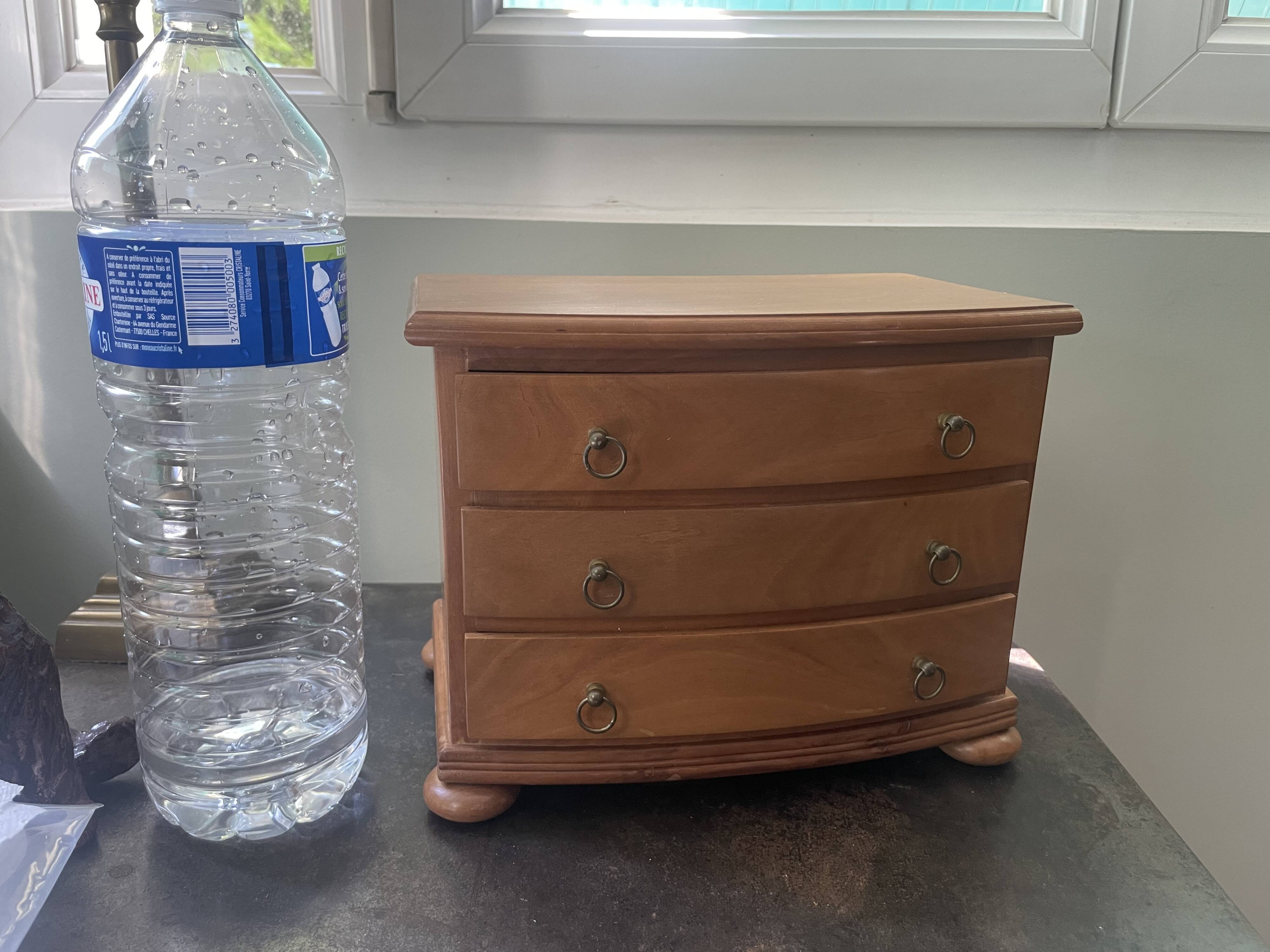 Doll's chest of drawers in blond wood with brass handles