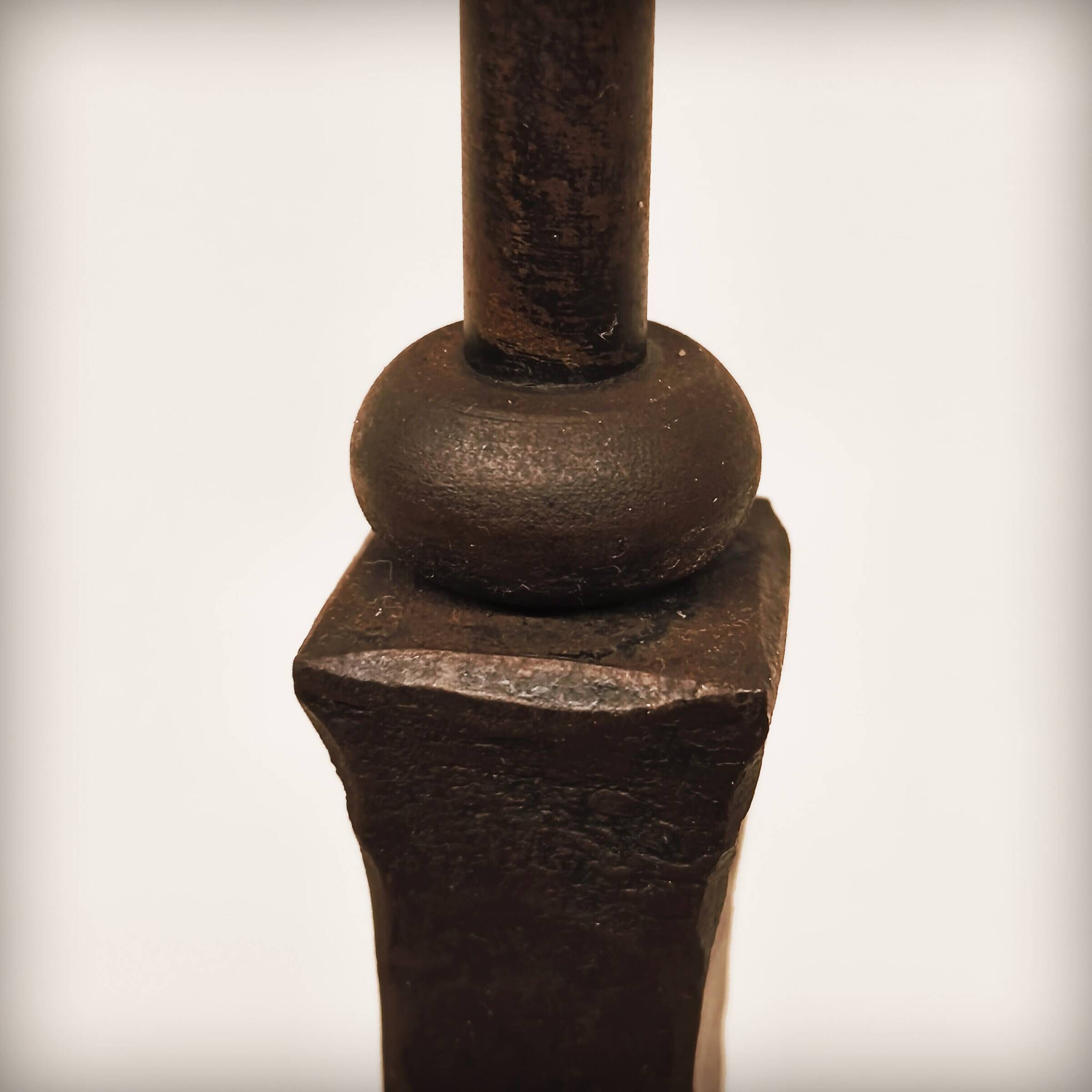 Brutalist lamp base in wrought and beaten iron, France, 1920 to 1960.