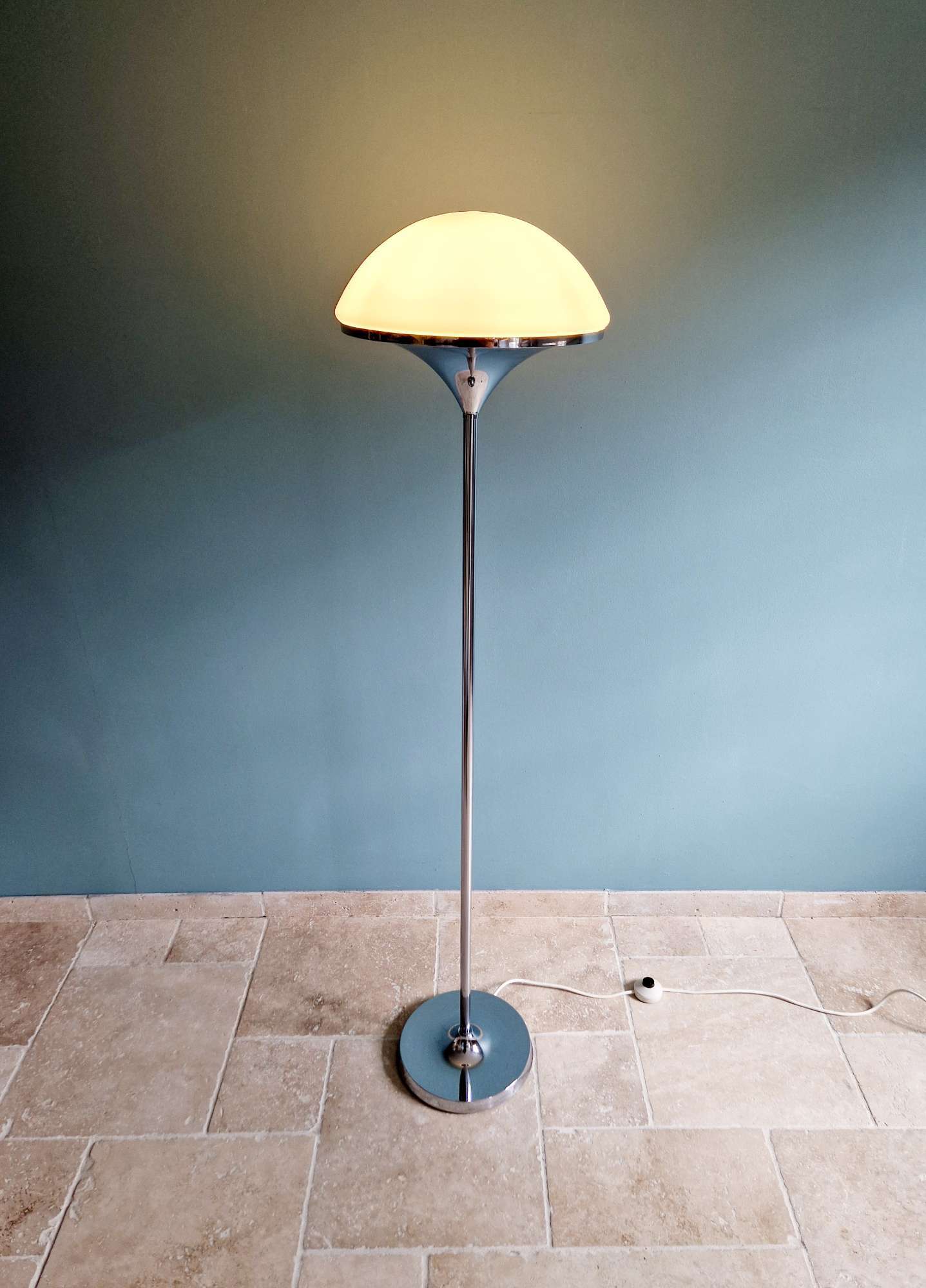 Modernist floor lamp in chrome metal and satin glass, 1960.