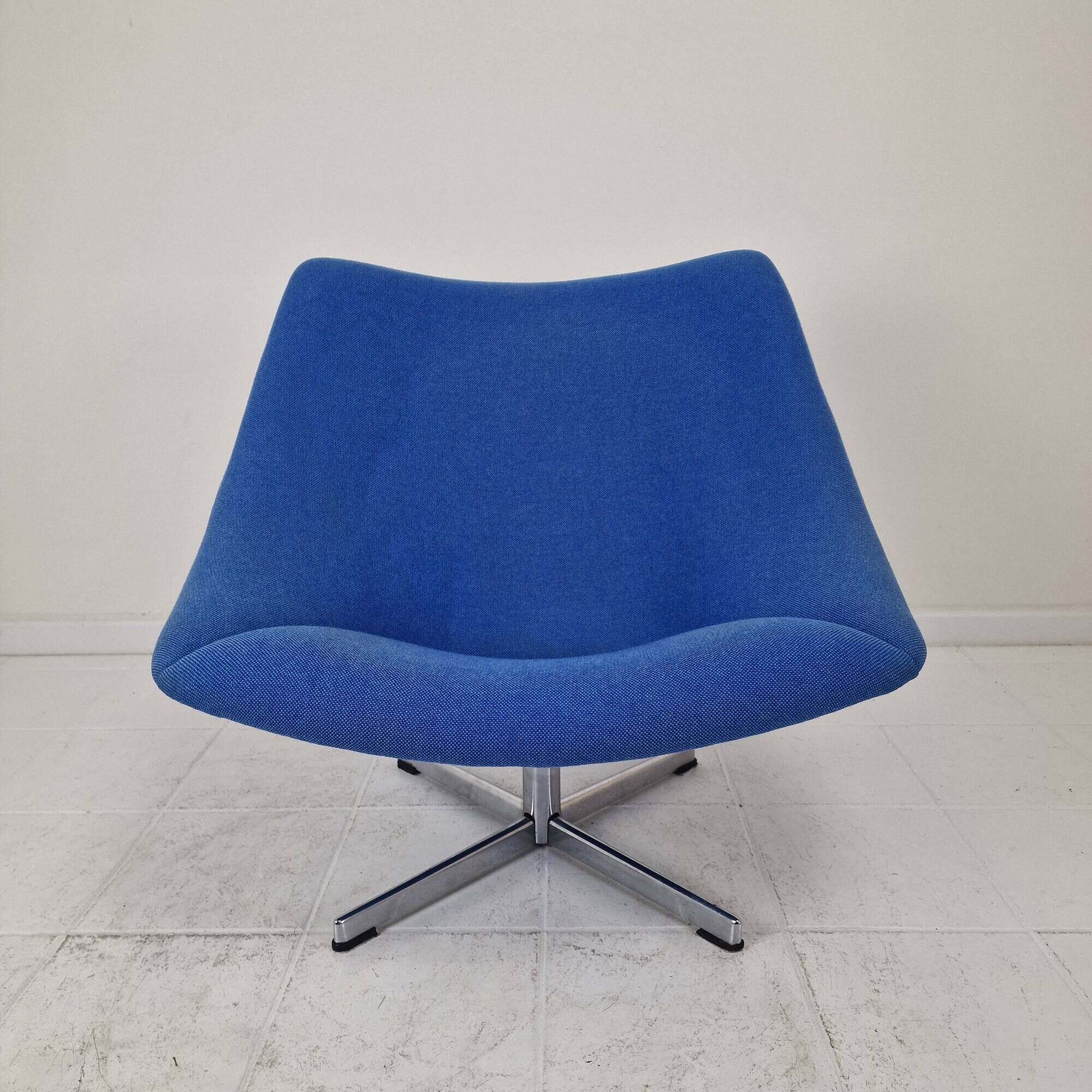 Artifort Oyster Lounge Chair With Cross Base by Pierre Paulin, 1960's