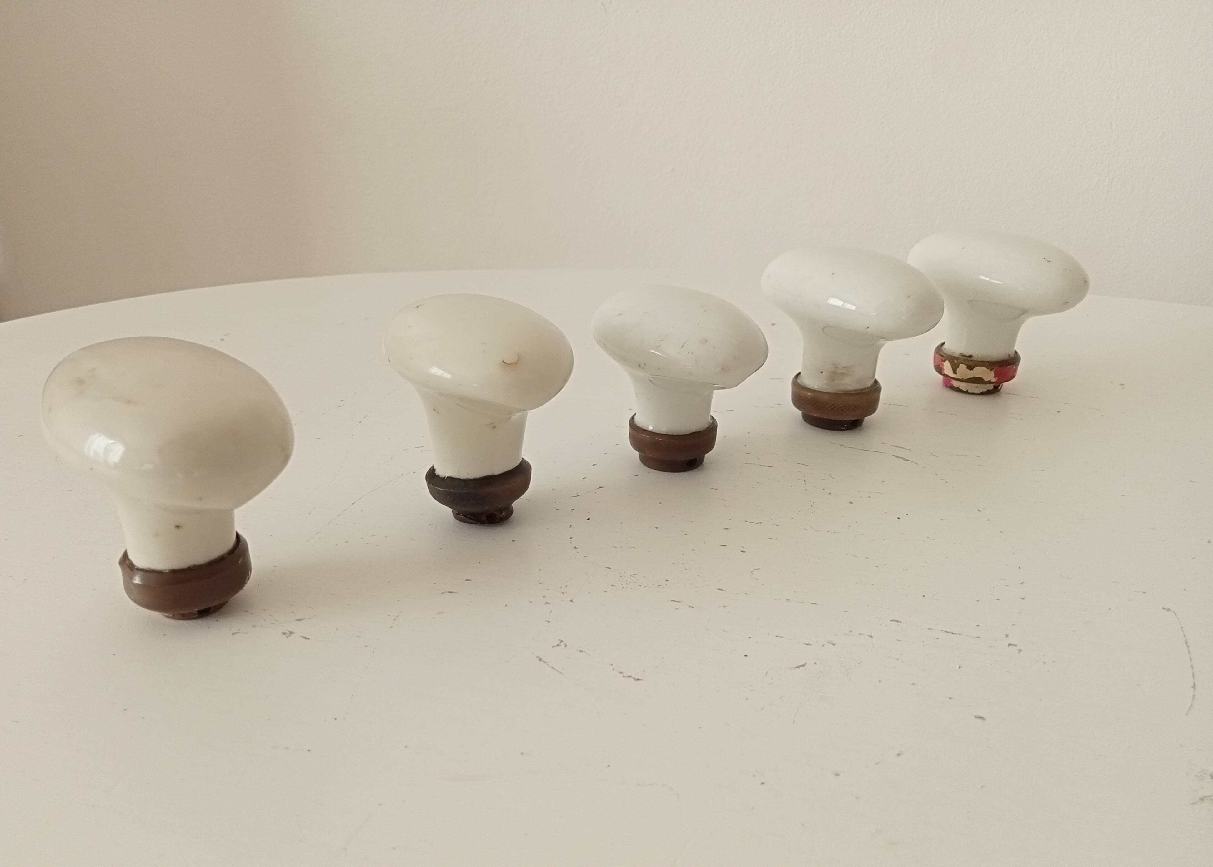 Set of 5 antique door handles in porcelain and brass.