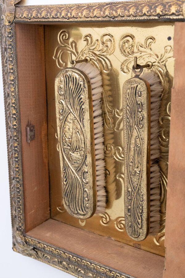 Miroir suspendu en laiton néerlandais ancien orné en repoussé pour cabinet d'entrée