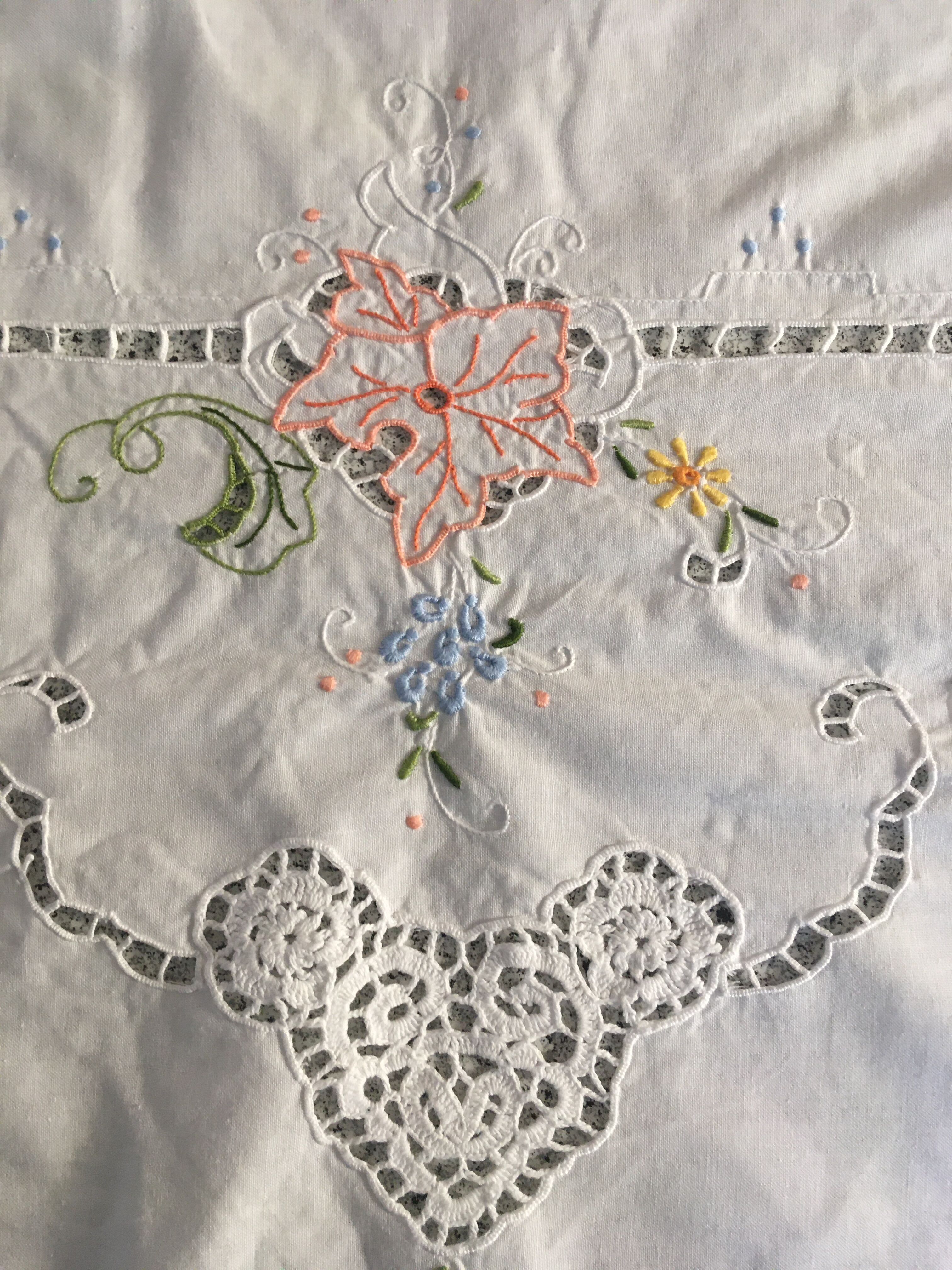 Nappe 160 x 260 ajourée brodée et 12 serviettes