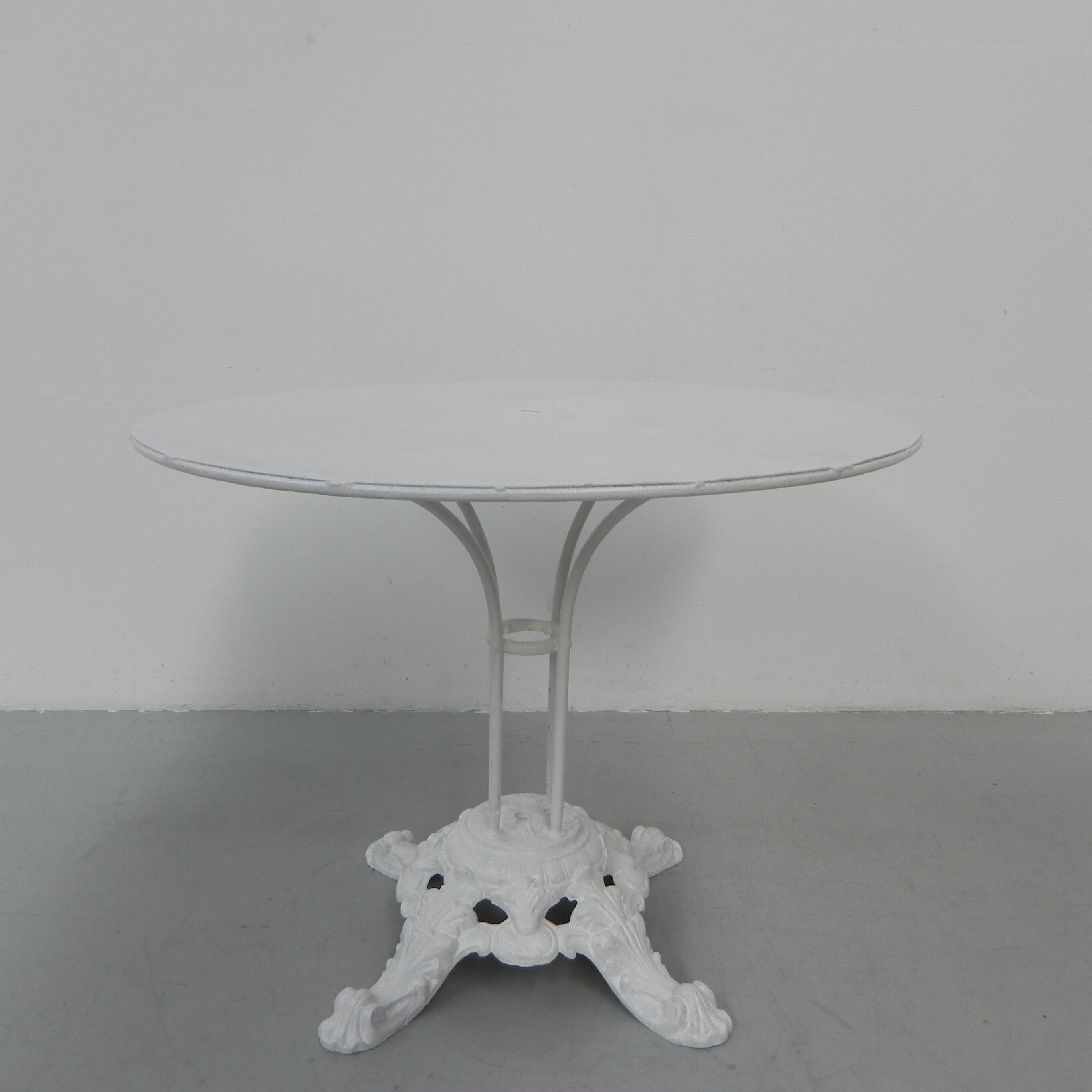 Table de jardin en acier avec base en fonte