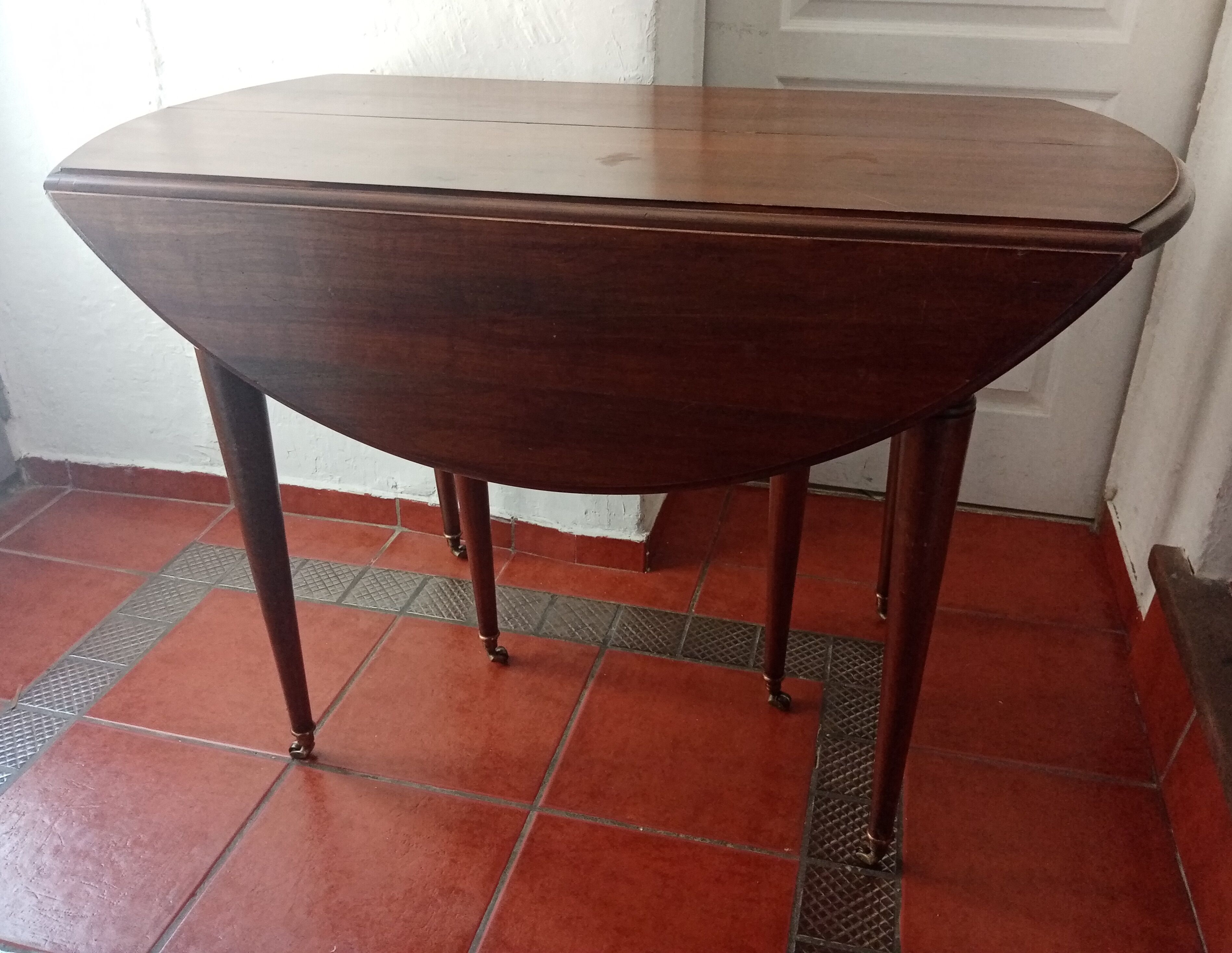 Round table falling at six feet with 3 extension total 2.25 meters