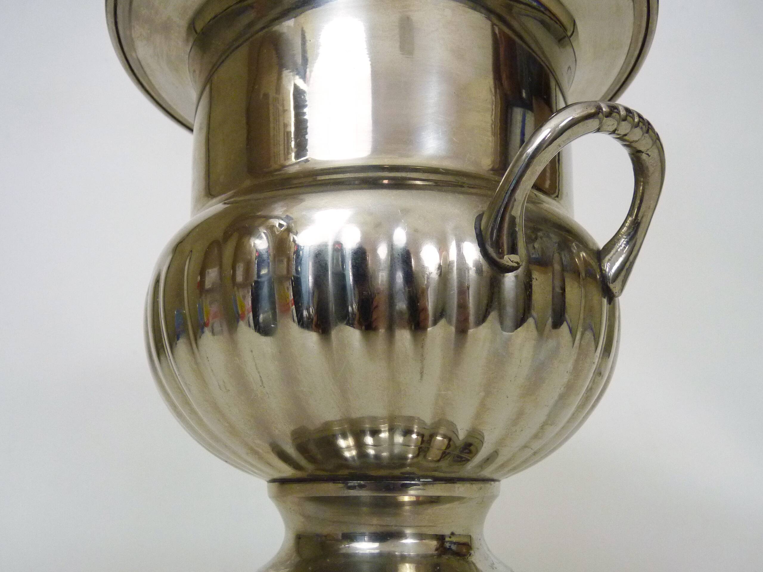 Vintage Médicis-shaped champagne bucket in silver-plated metal.