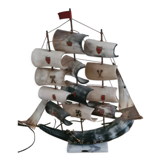 Lampe bateau en corne bovine-maquette