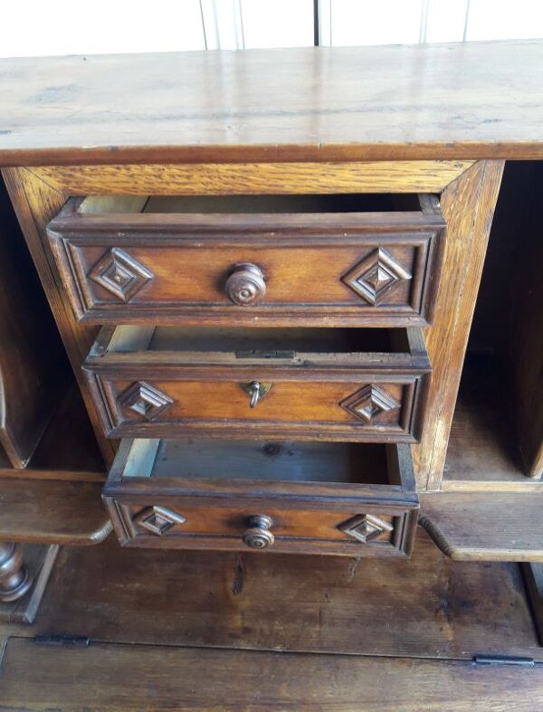 Bureau à pente avec trieur, tiroirs et casiers de rangement