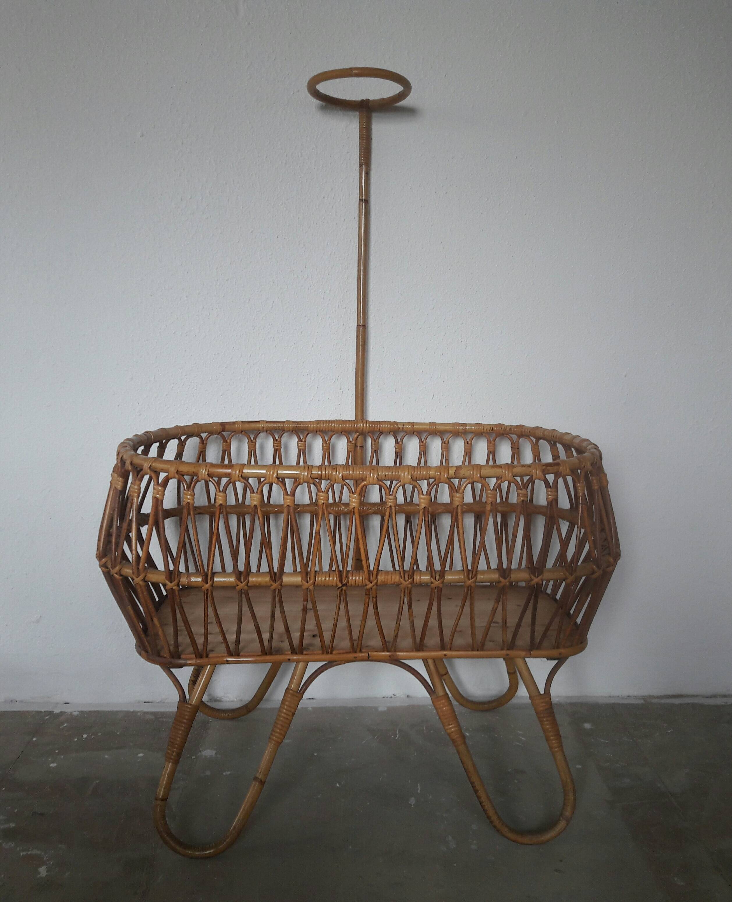 Berceau / couffin en rotin.