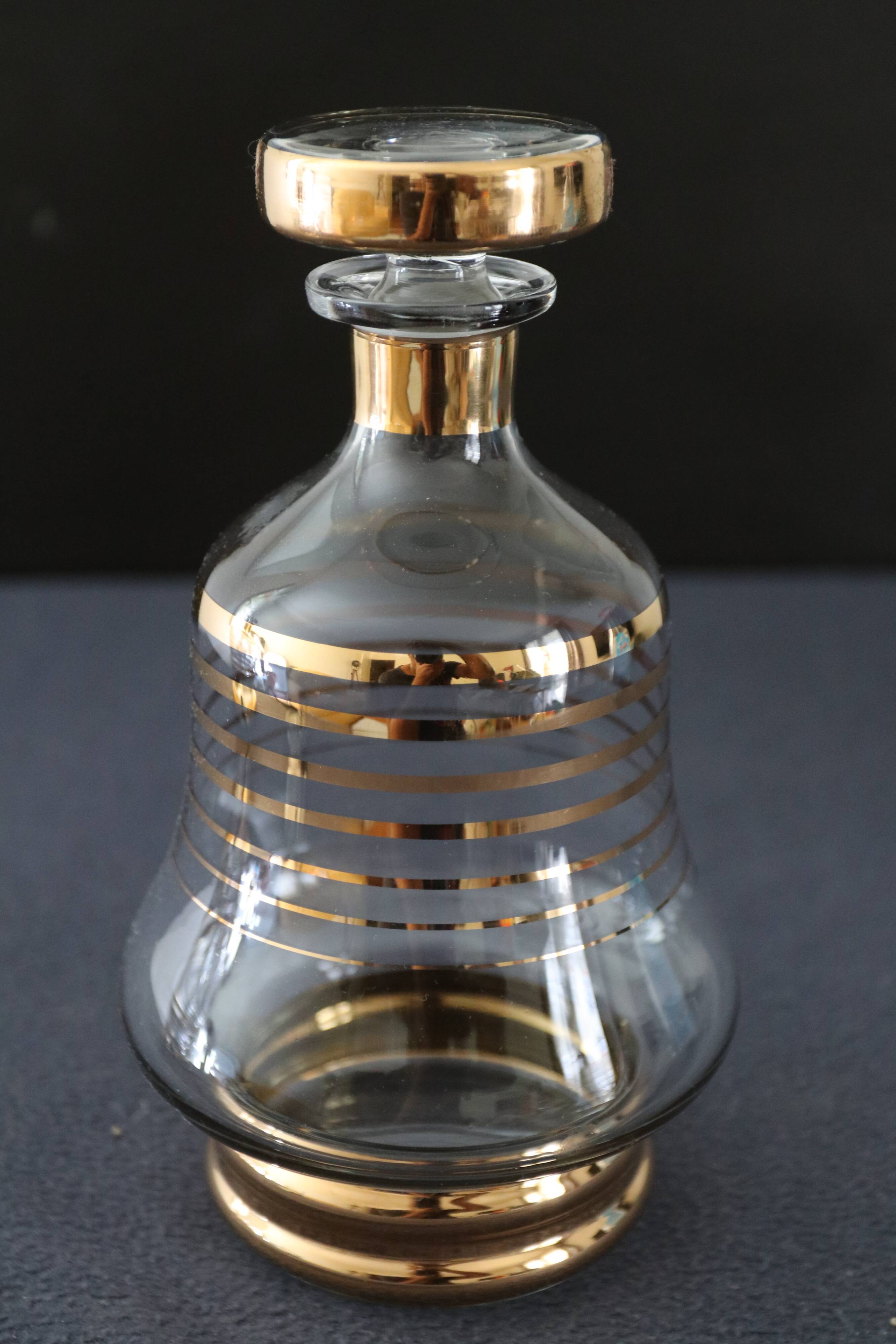 Glass liquor carafe decorated with gilded borders