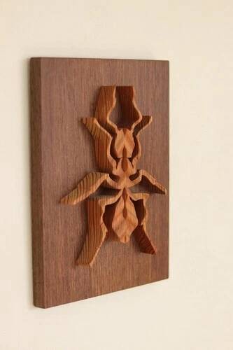 Plaque décorative en bois avec motif d'insecte