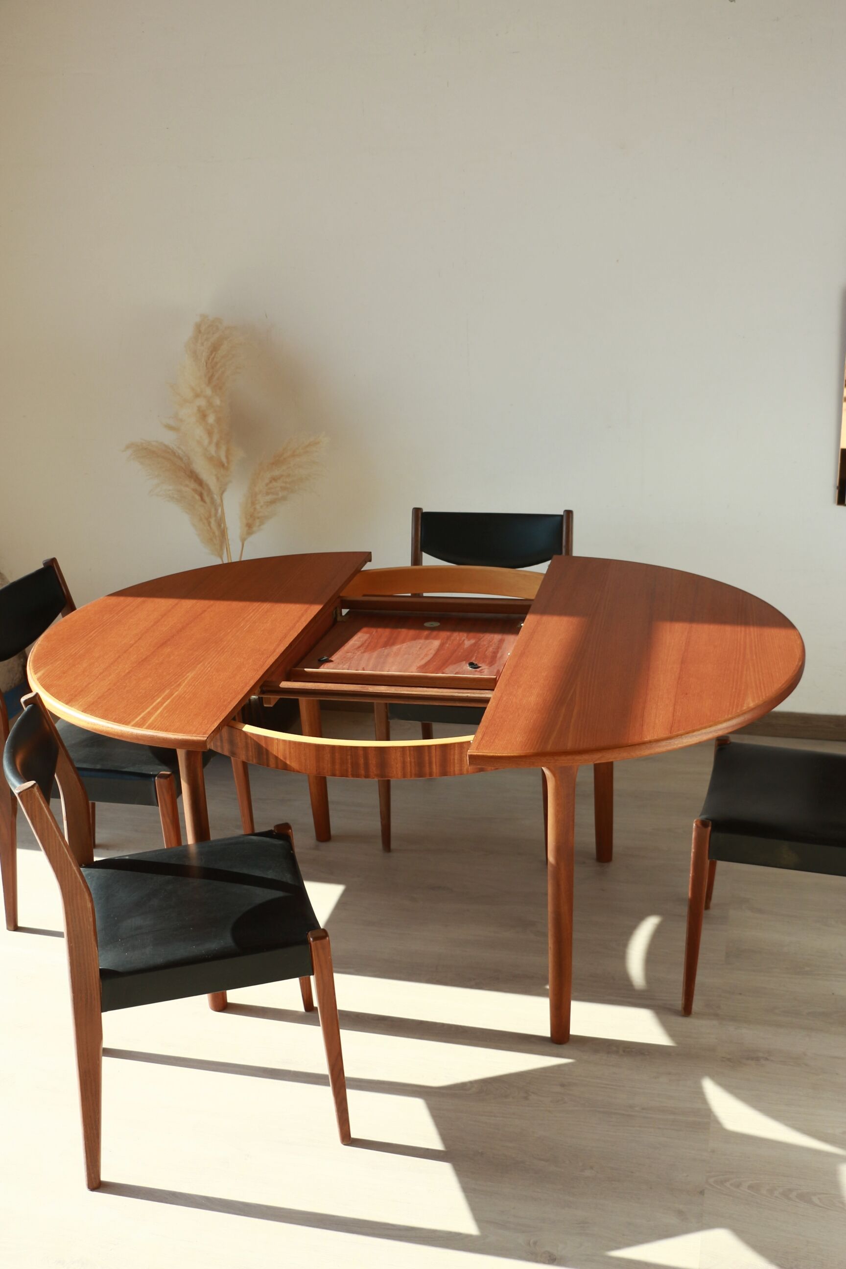 Round dining table with extension - McIntosh - 60s