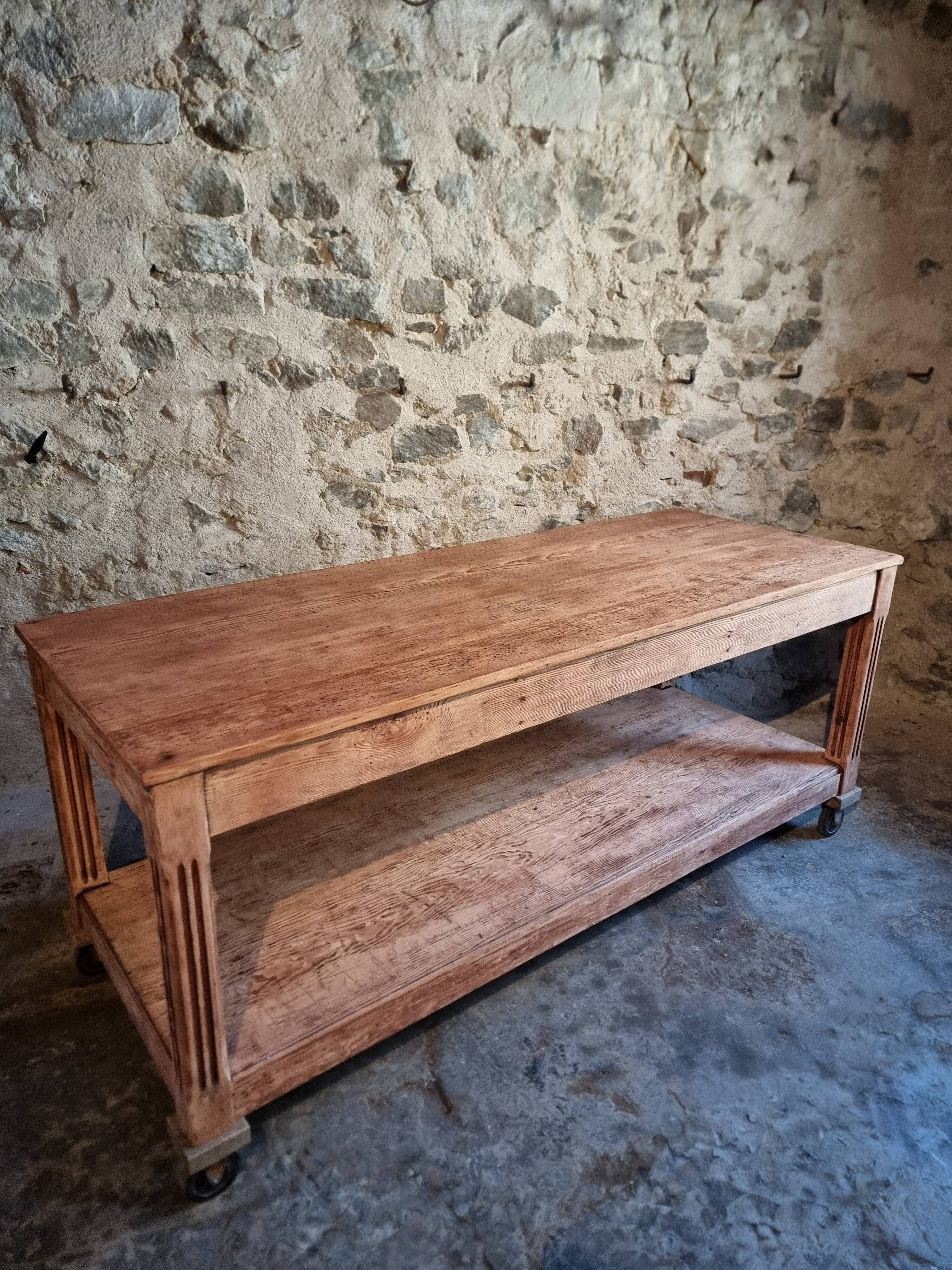 French antique work table in pitch pine – large workshop / draper's table, early 20th century
