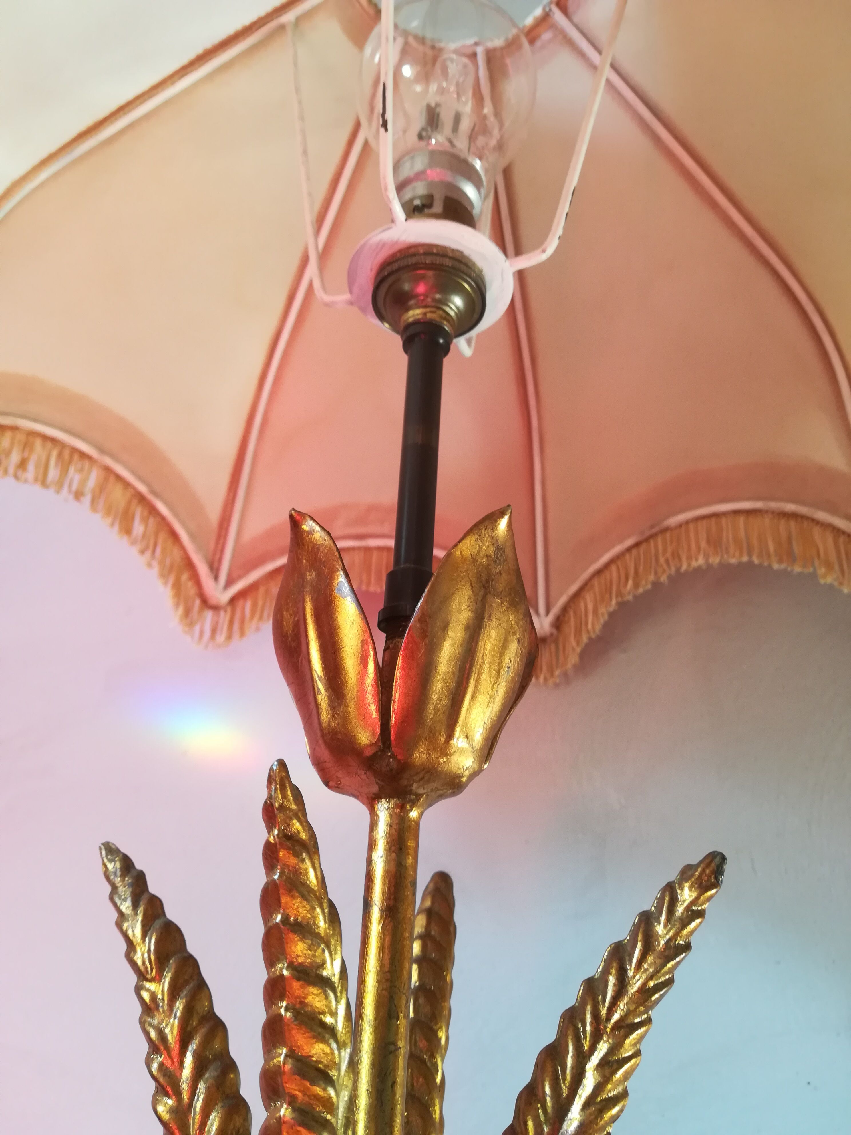 Wheat-fringed lamp