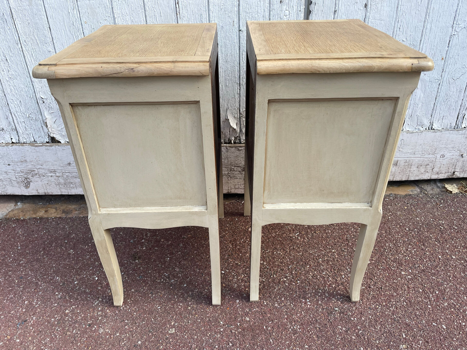 Paire chevets style Louis XV blanc bois brut