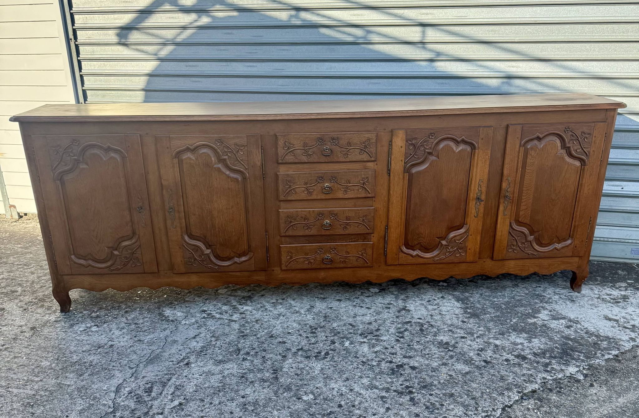 Enfilade picarde de style Louis XV en chêne massif