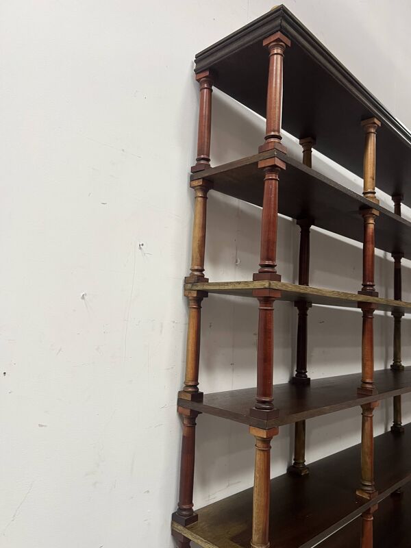 Bibliothèque ouverte a ressaut central en bois naturel  XX siècle