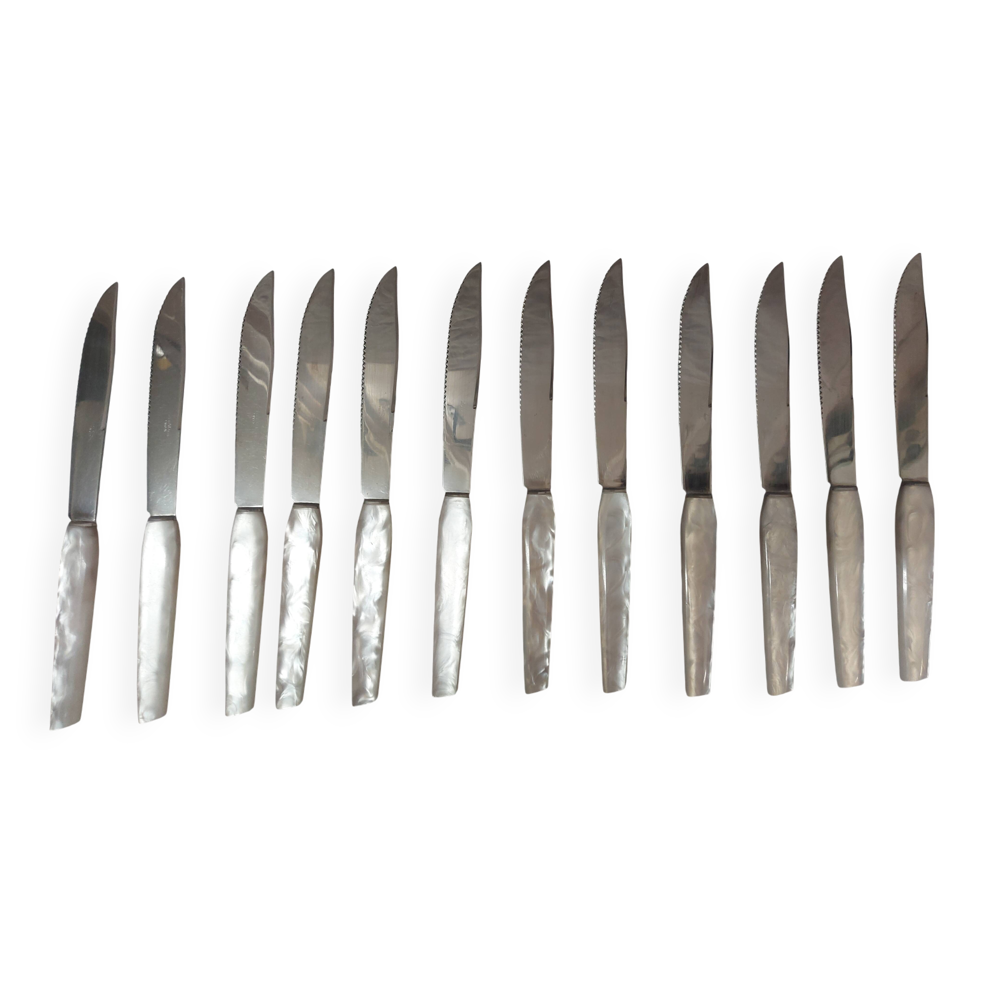 12 mother-of-pearl knives, early mid-20th century