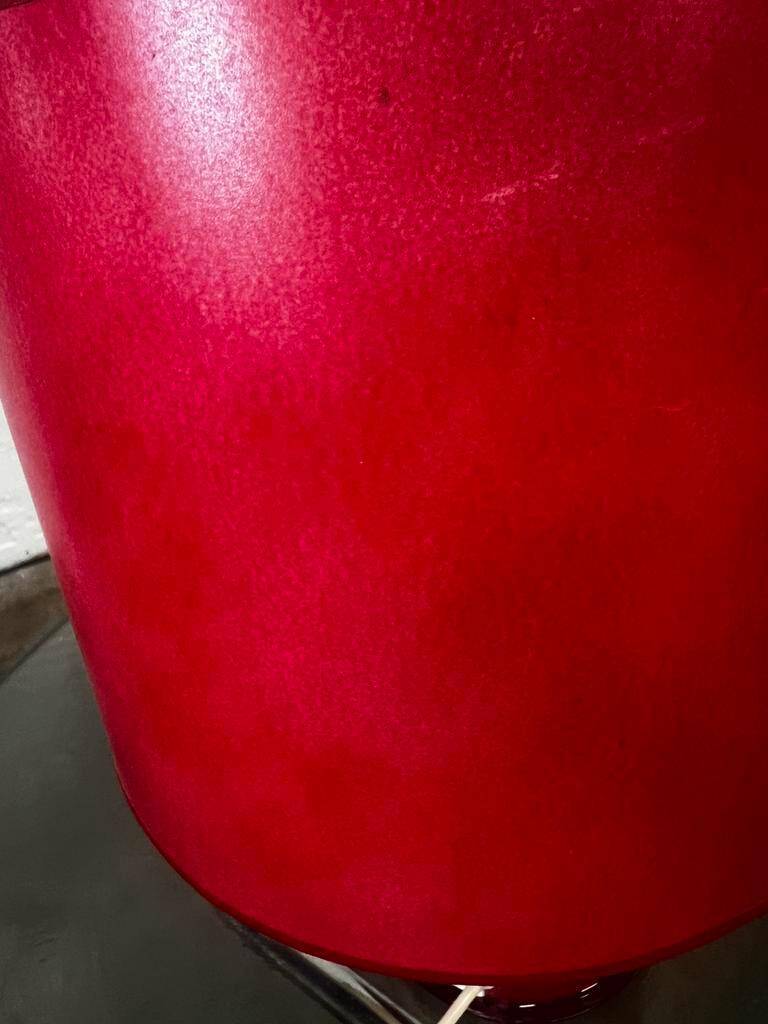 Lampe de table vintage rouge avec pied en verre