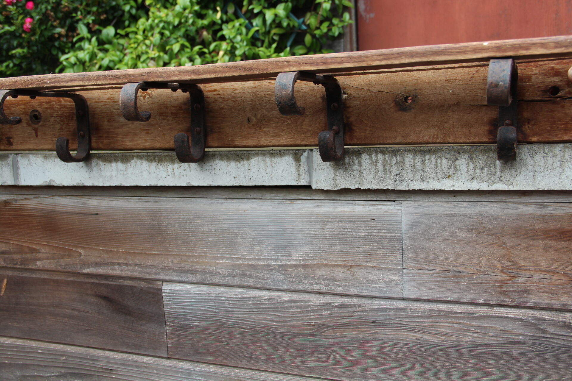 Old workshop coat hanger at 6 patères