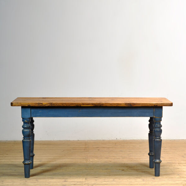 Table en pin avec un vieux plateau