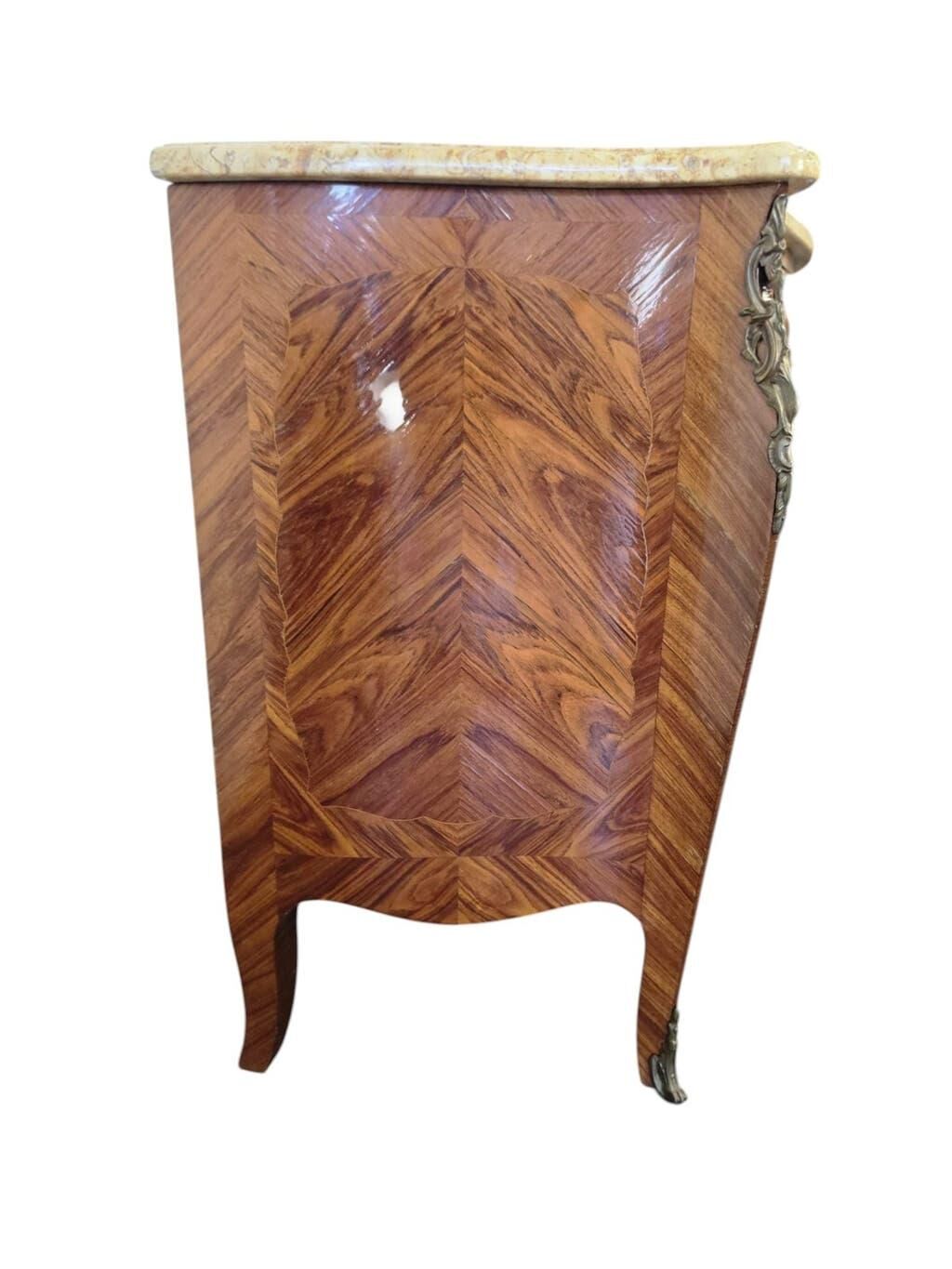 Commode en bois vintage de style Louis XV
