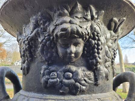 Grandes jardinières anciennes en fonte sur piédestal