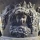 Grandes jardinières anciennes en fonte sur piédestal