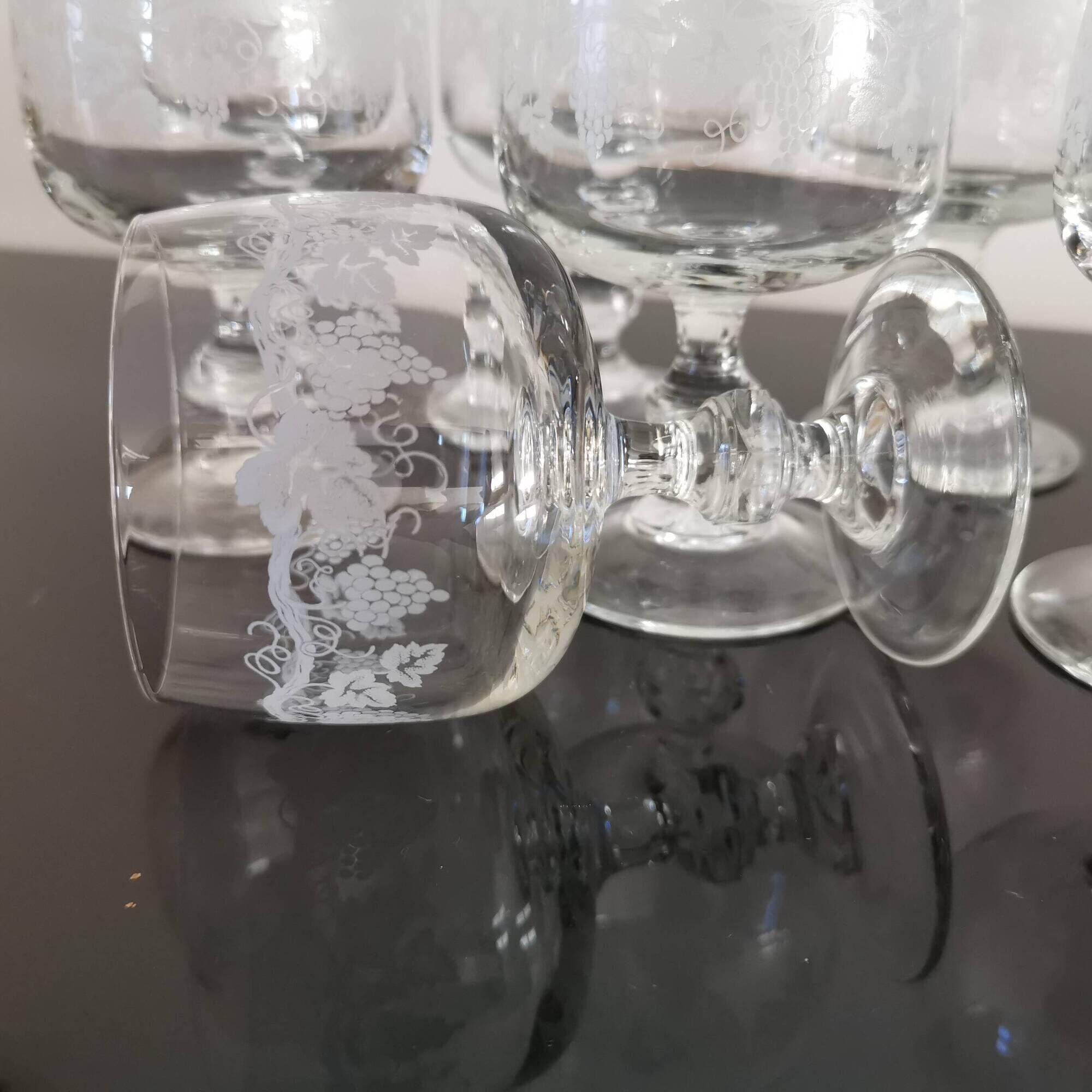 Set of 8 red wine glasses on crystal legs decorated with grapes and vine branches Luminarc