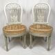 Paire de chaises en bois laqué blanc de style Louis XVI, XXe
